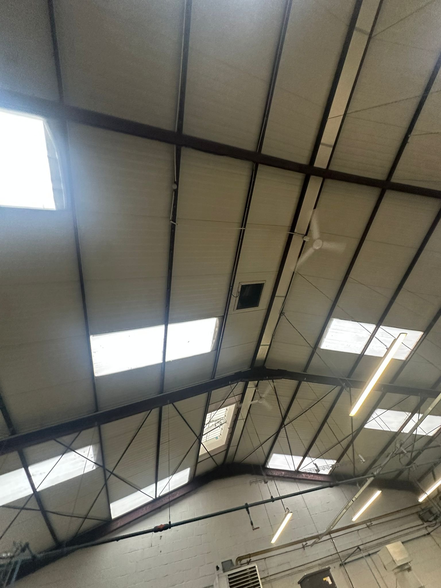 Installation de destratificateurs d’air dans un atelier industriel à Lyon